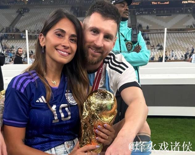 印度女主持一身红裙与梅西共同漫步绿茵场